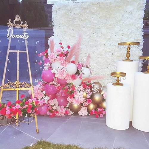 Package decorations, backdrops, stands and balloons